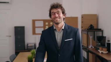 Genç İspanyol iş adamı gülümseyen kendine güvenen bir işadamı ofiste el sıkışıyor.