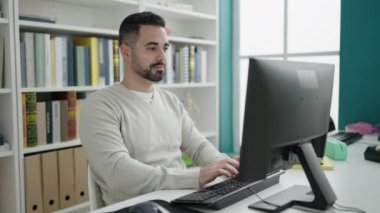 Genç İspanyol öğrenci bilgisayar kullanıyor. Kütüphane üniversitesinde ifadesini bilmiyorum.