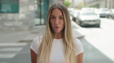 Sokakta kendine güvenen güzel İspanyol bir kadın.