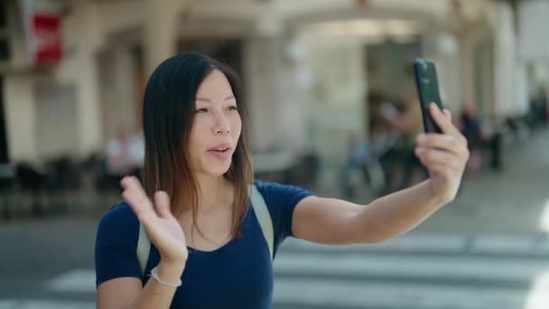Jonge Aziatische Vrouw Glimlachen Zelfverzekerd Met Video Bellen Straat — Stockvideo