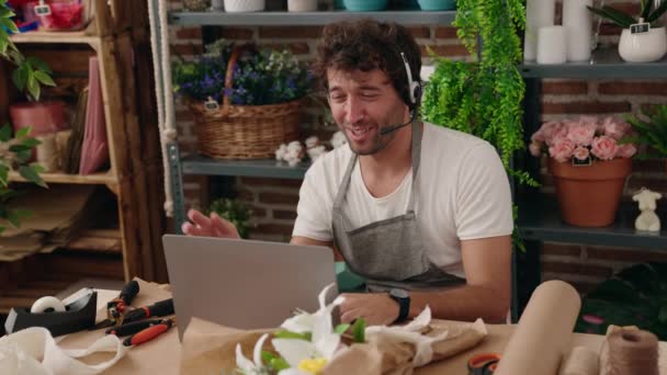 Jovem Homem Hispânico Florista Sorrindo Confiante Ter Chamada Vídeo Loja — Vídeo de Stock