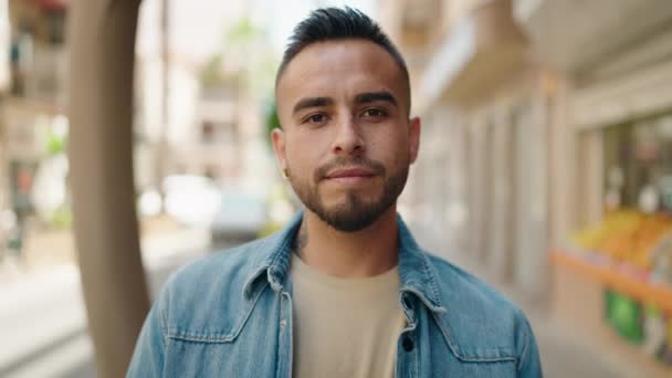 Mladý Hispánec Muž Usměvavý Sebevědomě Dělá Znamení Palci Nahoru Ulici — Stock video