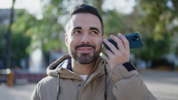 Mladý Hispánec Muž Usměvavý Sebevědomě Poslech Audio Zprávy Smartphonu Parku — Stock video