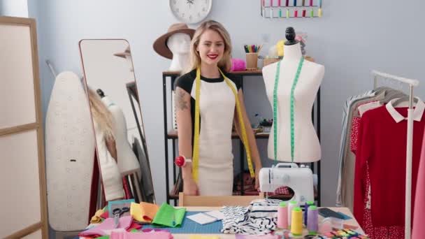 年轻美丽的惊慌失措的女人裁缝面带微笑地站在服装厂 — 图库视频影像