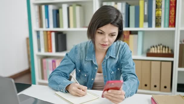 Jovem Estudante Caucasiana Usando Escrita Smartphone Notebook Sala Aula Universidade — Vídeo de Stock
