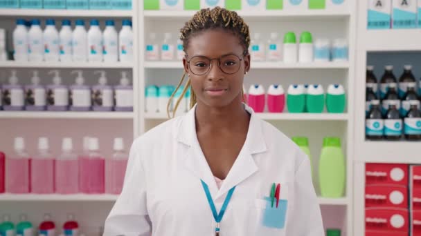 Αφροαμερικανή Φαρμακοποιός Χαμογελά Αυτοπεποίθηση Κρατώντας Προφυλακτικό Στο Φαρμακείο — Αρχείο Βίντεο