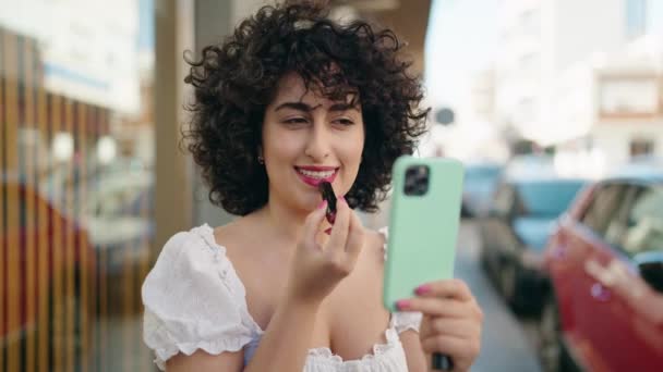 Jong Midden Oosten Vrouw Make Lippen Zoek Smartphone Straat — Stockvideo