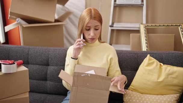 Jong Blond Vrouw Praten Smartphone Uitpakken Kartonnen Doos Nieuwe Huis — Stockvideo