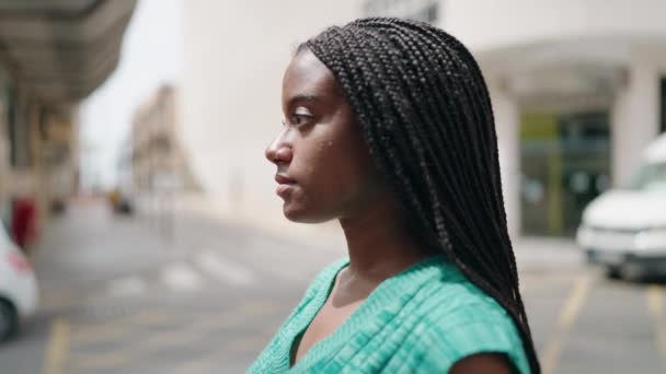 Afrikansk Amerikansk Kvinna Ler Säker Stående Gatan — Stockvideo