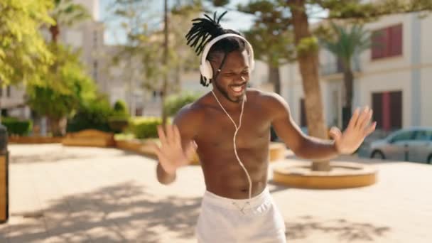 Mujer Afroamericana Sin Camisa Escuchando Música Bailando Parque — Vídeo de stock