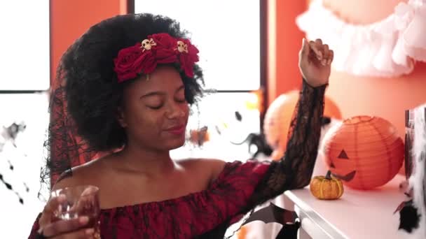 Afro Americana Mujer Usando Katrina Traje Teniendo Halloween Fiesta Casa — Vídeo de stock