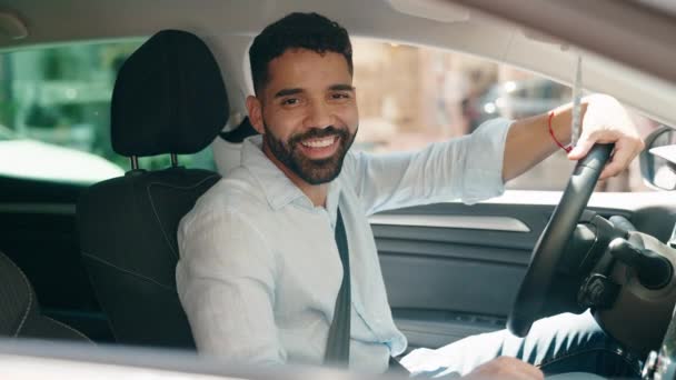 Młody Arabski Człowiek Uśmiechnięty Pewny Siebie Jazdy Samochód Mówi Ulicy — Wideo stockowe
