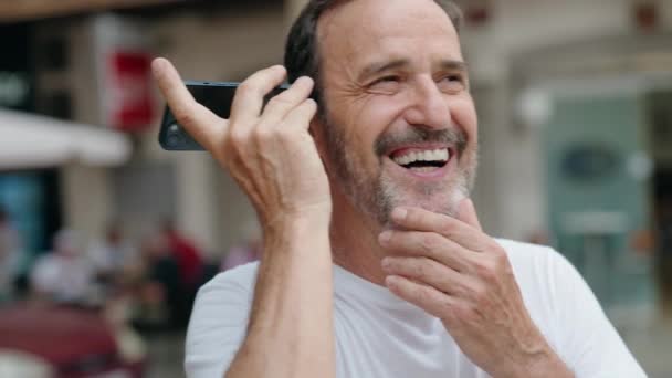 Middelbare Leeftijd Man Glimlachend Vol Vertrouwen Luisteren Audioboodschap Door Smartphone — Stockvideo