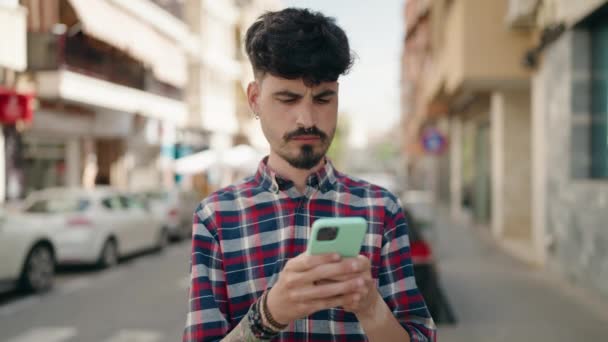 Молодий Іспаномовний Чоловік Використовує Смартфон Вулиці — стокове відео