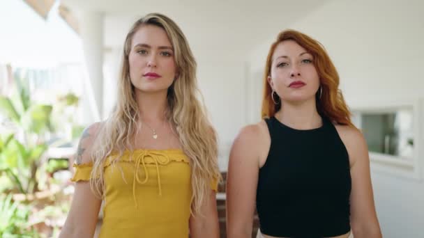 Duas Mulheres Sorrindo Confiante Com Braços Cruzados Gesto Casa Terraço — Vídeo de Stock
