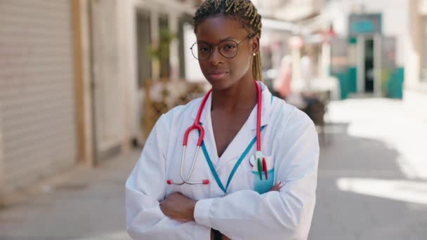 Αφροαμερικανή Γιατρός Χαμογελά Αυτοπεποίθηση Στέκεται Χέρια Σταυρωμένα Χειρονομία Στο Δρόμο — Αρχείο Βίντεο