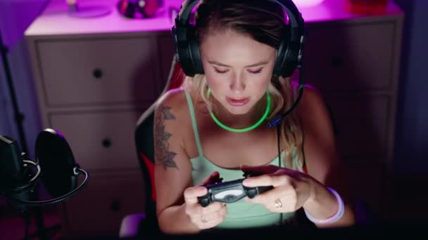 Wanita Pirang Muda Pita Bermain Video Game Menggunakan Joystick Ruang — Stok Video