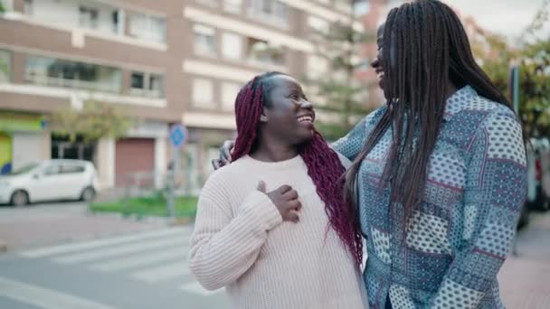 二人のアフリカ系アメリカ人女性が抱き合って通りで話しています — ストック動画