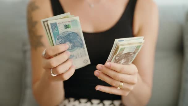 Mujer Joven Contando Billetes Poland Zloty Casa — Vídeo de stock