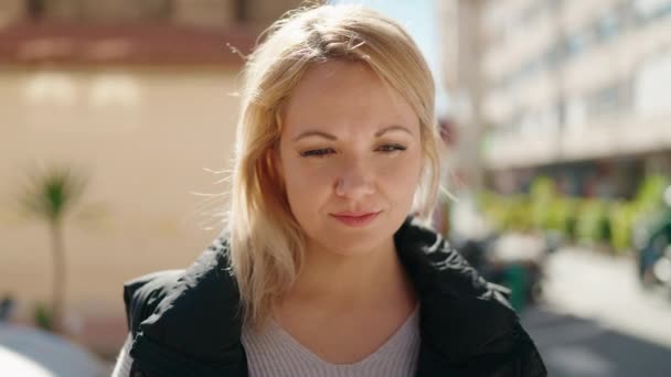 Joven Mujer Rubia Sonriendo Confiada Pie Calle — Vídeo de stock