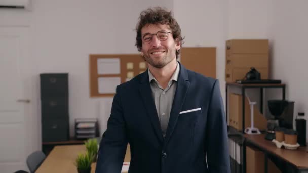 Junger Hispanischer Mann Lächelt Selbstbewusst Und Schüttelt Büro Die Hand — Stockvideo