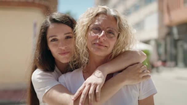 Δύο Γυναίκες Μητέρα Και Κόρη Αγκαλιάζονται Στο Δρόμο — Αρχείο Βίντεο