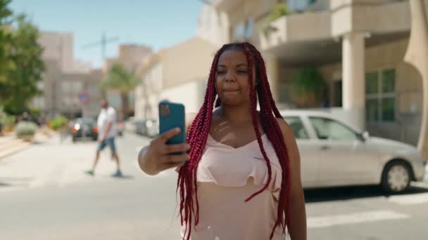 Mujer Afroamericana Sonriendo Confiada Haciendo Selfie Por Teléfono Inteligente Calle — Vídeo de stock