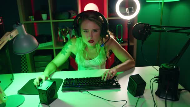Young Beautiful Hispanic Woman Streamer Playing Video Game Using Computer — ストック動画