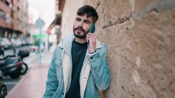 Молодий Іспаномовний Чоловік Посміхається Впевнено Говорити Смартфону Вулиці — стокове відео