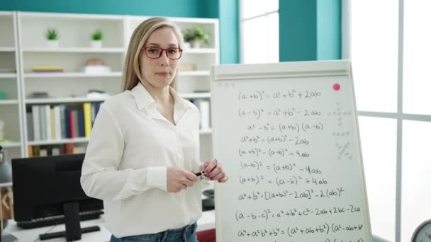 Młoda Blondynka Nauczycielka Wyjaśniająca Ćwiczenia Matematyki Uniwersytecie Bibliotece — Wideo stockowe