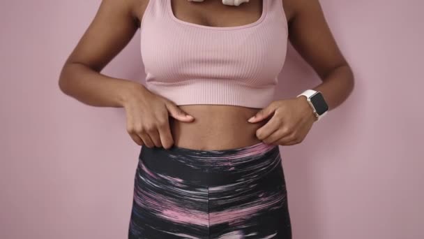 Afričanky Americká Žena Sobě Sportovní Oblečení Dotýká Žaludek Přes Izolované — Stock video