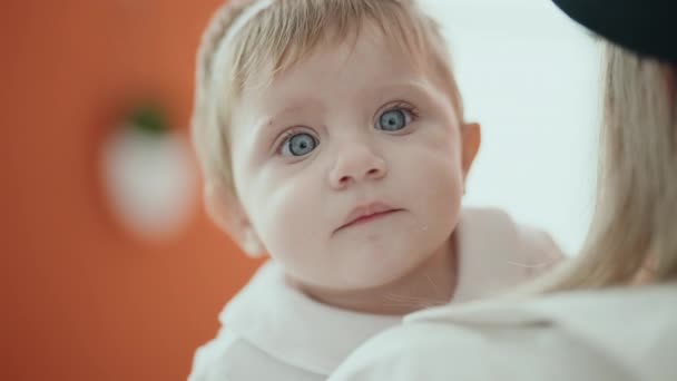 Adorável Bebê Loiro Nos Braços Mãe Casa — Vídeo de Stock