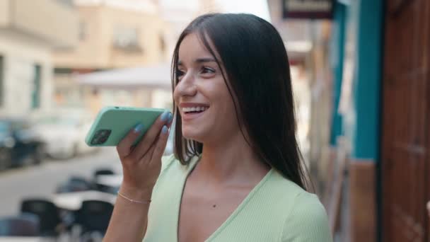 Jong Mooi Latino Vrouw Glimlachen Zelfverzekerd Praten Smartphone Straat — Stockvideo