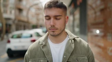 Sokakta duran gevşek yüzlü İspanyol genç adam.