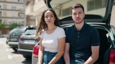 Sokakta yeni arabanın anahtarını tutan genç İspanyol çift.