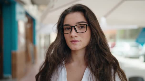 Молодая Латиноамериканка Уверенно Улыбающаяся Очках Улице — стоковое видео