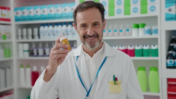 Medelålders Man Farmaceut Ler Säker Innehav Piller Flaska Apoteket — Stockvideo