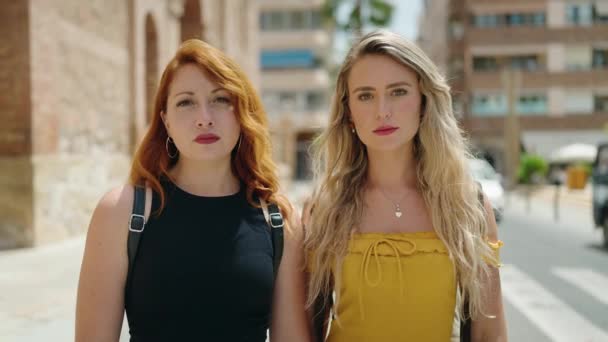 Duas Mulheres Sorrindo Confiante Fazendo Gesto Com Polegares Para Cima — Vídeo de Stock