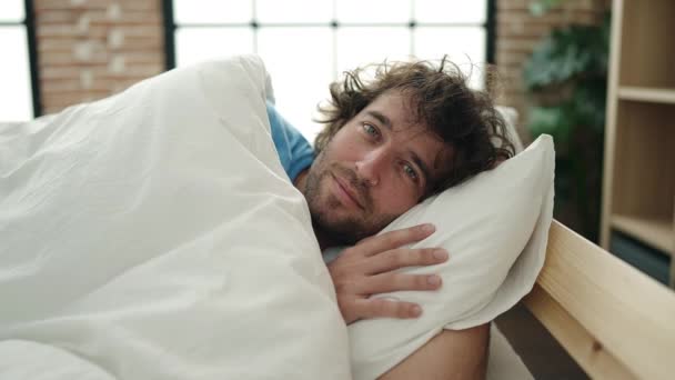 Genç Spanyol Adam Yatakta Kendinden Emin Bir Şekilde Gülümsüyor — Stok video