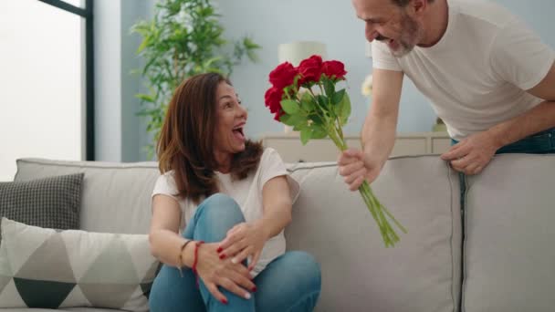 Muž Žena Pár Překvapení Květinami Sedí Pohovce Doma — Stock video