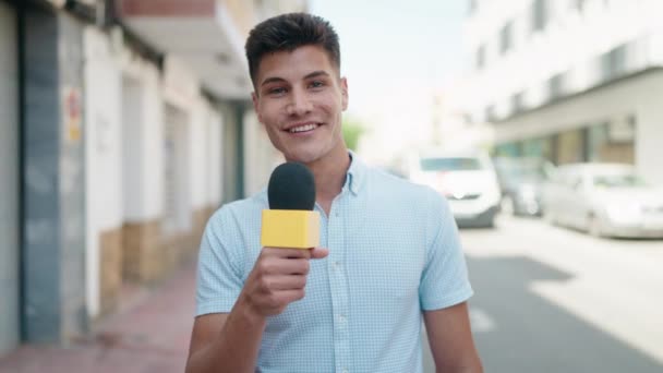 Jovem Repórter Hispânico Trabalhando Usando Microfone Rua — Vídeo de Stock