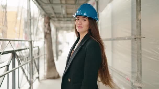 Young Hispanic Woman Architect Standing Arms Crossed Gesture Street — Stockvideo