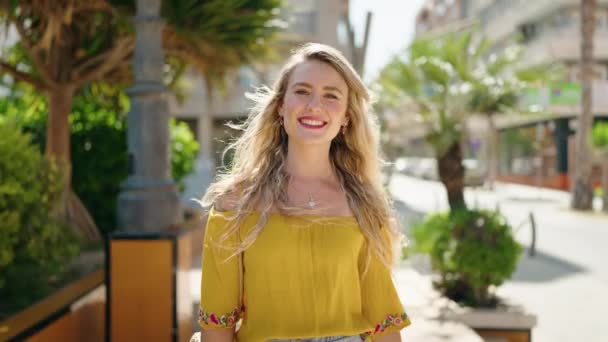Mujer Joven Sonriendo Confiada Caminando Parque — Vídeos de Stock