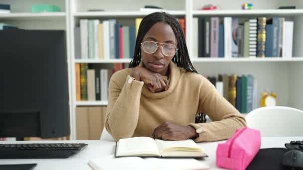 Wanita Afrika Membaca Buku Meminta Keheningan Universitas Perpustakaan — Stok Video