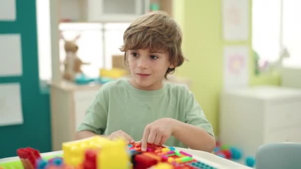 Adorable Caucasian Boy Playing Construction Blocks Kindergarten — Vídeo de stock