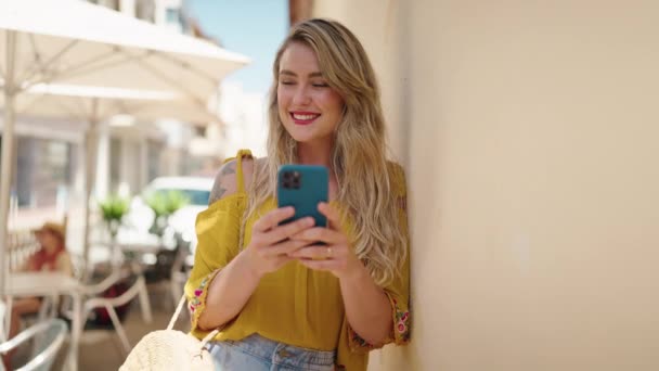 Νεαρή Γυναίκα Χαμογελά Αυτοπεποίθηση Χρησιμοποιώντας Smartphone Στο Δρόμο — Αρχείο Βίντεο