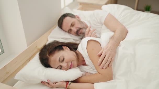 Erkek Kadın Çift Yatak Odasında Uyuyor — Stok video