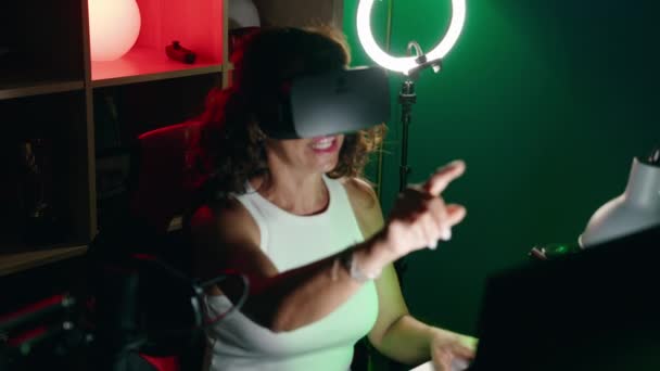 Streamer Mujer Mediana Edad Jugando Videojuegos Con Gafas Realidad Virtual — Vídeos de Stock