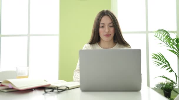 Jovem Bela Mulher Hispânica Estudante Sorrindo Confiante Usando Laptop Estudando — Vídeo de Stock