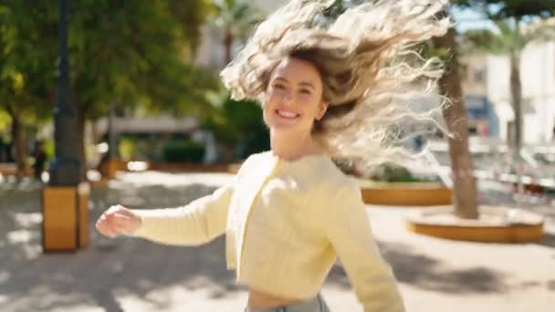Jonge Blonde Vrouw Glimlachen Zelfverzekerd Wandelen Park — Stockvideo